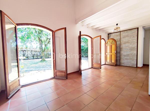 [ MEYRAN / LANDAISE 1996 / CALME / EXPOSITION SUD / 5 CHAMBRES DONT 2 AU RDC / SDB + SDE / DOUBLE GARAGE AMÉNAGEABLE / TERRAIN PISCINABLE ]

À 2.5 km de la plage de la Hume et à 2 km de la gare de Gujan, cette maison se situe à Meyran, à équidistance entre les ports de Larros et de la Hume. 
Vous y profiterez du calme d'un environnement résidentiel tout en étant à proximité des commerces, des écoles et des commodités. 

Cette maison landaise de 1996 vous séduira par son emplacement privilégié mais aussi par ses volumes et ses possibilités d'aménagement. 

Elle se compose de : 
- un séjour exposé Sud et Est de près de 40 m²
- une cuisine indépendante (ouvrable sur le salon) de 15 m²
- 5 chambres dont deux chambres au rez-de-chaussée (14m² et 10,5 m²) 
- une salle de bain au rez-de-chaussée et une salle d'eau à l'étage (avec WC)
- une pièce complémentaire à l'étage d'environ 10 m² au sol (pouvant faire office d'appoint, de stockage ou de dressing)
- un WC indépendant au rdc

En complément, vous trouverez : 
- un garage double aménageable au besoin 
- un beau jardin boisé de chênes 
- un puits foré
- possibilité de créer une piscine 
- un balcon accessible depuis la chambre principale de l'étage
- une grande terrasse de 40 m² à l'arrière de la maison 

Vous apprécierez particulièrement la possibilité de profiter d'un extérieur agréable en toutes saisons, et de loger toute votre famille grâce aux 5 chambres de cette maison ! 

----