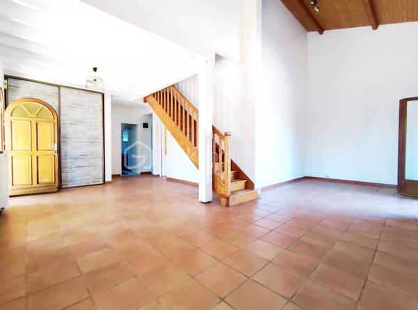 [ MEYRAN / LANDAISE 1996 / CALME / EXPOSITION SUD / 5 CHAMBRES DONT 2 AU RDC / SDB + SDE / DOUBLE GARAGE AMÉNAGEABLE / TERRAIN PISCINABLE ]

À 2.5 km de la plage de la Hume et à 2 km de la gare de Gujan, cette maison se situe à Meyran, à équidistance entre les ports de Larros et de la Hume. 
Vous y profiterez du calme d'un environnement résidentiel tout en étant à proximité des commerces, des écoles et des commodités. 

Cette maison landaise de 1996 vous séduira par son emplacement privilégié mais aussi par ses volumes et ses possibilités d'aménagement. 

Elle se compose de : 
- un séjour exposé Sud et Est de près de 40 m²
- une cuisine indépendante (ouvrable sur le salon) de 15 m²
- 5 chambres dont deux chambres au rez-de-chaussée (14m² et 10,5 m²) 
- une salle de bain au rez-de-chaussée et une salle d'eau à l'étage (avec WC)
- une pièce complémentaire à l'étage d'environ 10 m² au sol (pouvant faire office d'appoint, de stockage ou de dressing)
- un WC indépendant au rdc

En complément, vous trouverez : 
- un garage double aménageable au besoin 
- un beau jardin boisé de chênes 
- un puits foré
- possibilité de créer une piscine 
- un balcon accessible depuis la chambre principale de l'étage
- une grande terrasse de 40 m² à l'arrière de la maison 

Vous apprécierez particulièrement la possibilité de profiter d'un extérieur agréable en toutes saisons, et de loger toute votre famille grâce aux 5 chambres de cette maison ! 

----