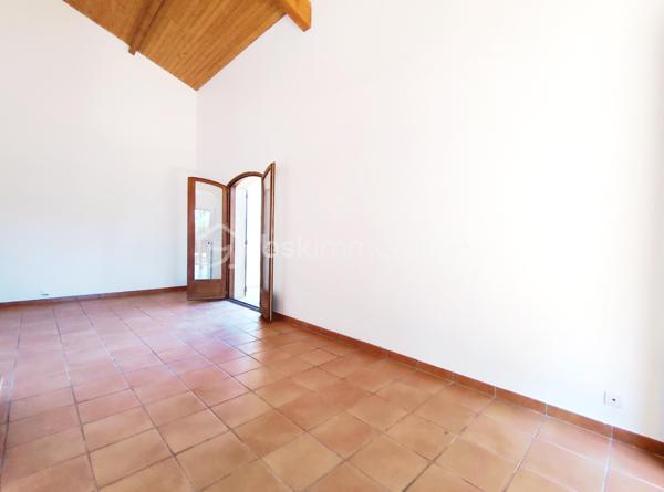 [ MEYRAN / LANDAISE 1996 / CALME / EXPOSITION SUD / 5 CHAMBRES DONT 2 AU RDC / SDB + SDE / DOUBLE GARAGE AMÉNAGEABLE / TERRAIN PISCINABLE ]

À 2.5 km de la plage de la Hume et à 2 km de la gare de Gujan, cette maison se situe à Meyran, à équidistance entre les ports de Larros et de la Hume. 
Vous y profiterez du calme d'un environnement résidentiel tout en étant à proximité des commerces, des écoles et des commodités. 

Cette maison landaise de 1996 vous séduira par son emplacement privilégié mais aussi par ses volumes et ses possibilités d'aménagement. 

Elle se compose de : 
- un séjour exposé Sud et Est de près de 40 m²
- une cuisine indépendante (ouvrable sur le salon) de 15 m²
- 5 chambres dont deux chambres au rez-de-chaussée (14m² et 10,5 m²) 
- une salle de bain au rez-de-chaussée et une salle d'eau à l'étage (avec WC)
- une pièce complémentaire à l'étage d'environ 10 m² au sol (pouvant faire office d'appoint, de stockage ou de dressing)
- un WC indépendant au rdc

En complément, vous trouverez : 
- un garage double aménageable au besoin 
- un beau jardin boisé de chênes 
- un puits foré
- possibilité de créer une piscine 
- un balcon accessible depuis la chambre principale de l'étage
- une grande terrasse de 40 m² à l'arrière de la maison 

Vous apprécierez particulièrement la possibilité de profiter d'un extérieur agréable en toutes saisons, et de loger toute votre famille grâce aux 5 chambres de cette maison ! 

----