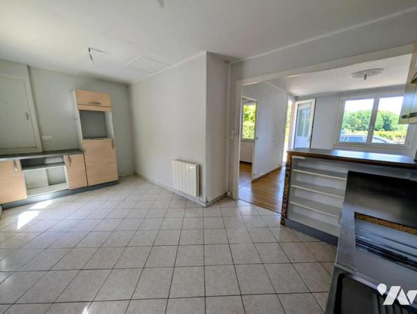  MAISON PLAIN-PIED -  3 CHAMBRES DOUBLE GARAGE BELLE PARCELLE DE 1700 M² 