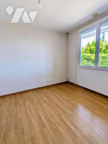  MAISON PLAIN-PIED -  3 CHAMBRES DOUBLE GARAGE BELLE PARCELLE DE 1700 M² 