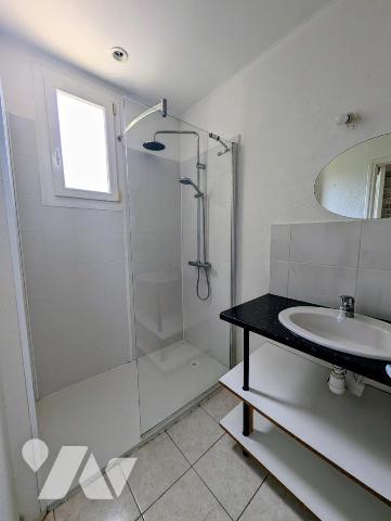  MAISON PLAIN-PIED -  3 CHAMBRES DOUBLE GARAGE BELLE PARCELLE DE 1700 M² 