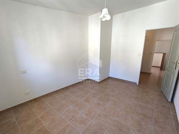 Maison avec 4 à 5 chambres, deux garages, deux terrasses !