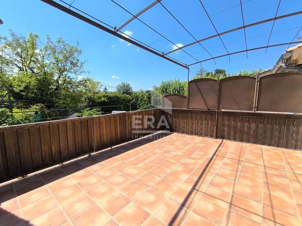 Maison avec 4 à 5 chambres, deux garages, deux terrasses !