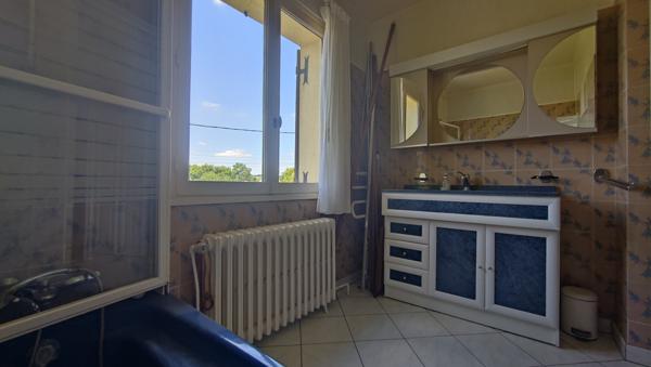 MAISON DE CHARME RENOVEE DE 110 M² HABITABLE AVEC VERANDA, GARAGE DOUBLE EN SOUS SOL SUR 1000 M² CLOS AU CALME Beauvais (60000)