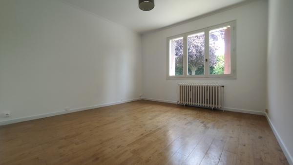 MAISON DE CHARME RENOVEE DE 110 M² HABITABLE AVEC VERANDA, GARAGE DOUBLE EN SOUS SOL SUR 1000 M² CLOS AU CALME Beauvais (60000)