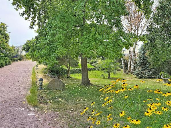 Gare, Vie de plain pied, commerces, au calme.