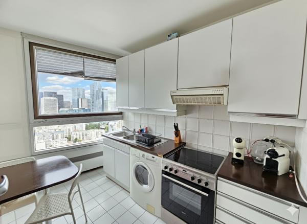 Puteaux : Appartement de 2 pièces de 51m² au 34ème étage avec vue dégagée sur La Défense et cave.