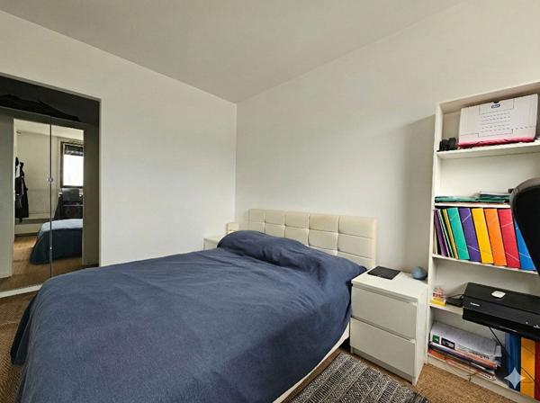 Puteaux : Appartement de 2 pièces de 51m² au 34ème étage avec vue dégagée sur La Défense et cave.