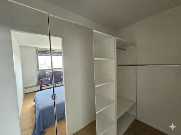 Puteaux : Appartement de 2 pièces de 51m² au 34ème étage avec vue dégagée sur La Défense et cave.