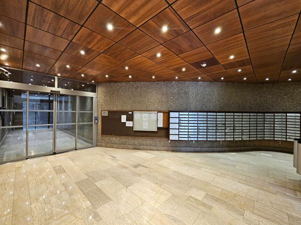 Puteaux : Appartement de 2 pièces de 51m² au 34ème étage avec vue dégagée sur La Défense et cave.