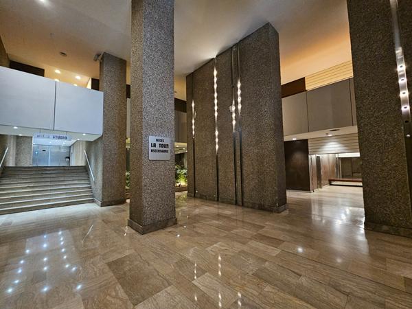 Puteaux : Appartement de 2 pièces de 51m² au 34ème étage avec vue dégagée sur La Défense et cave.