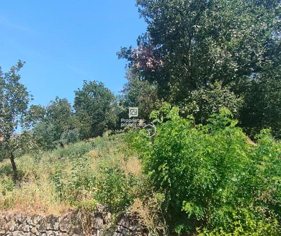 Terrain  prêt à bâtir avec vue à 180° dans un village tranquille, à 10 min d'Aubenas de 785 m²,  totalementviabilisé, permis accordé