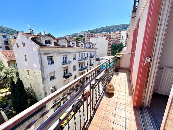 EXCLUSIVITÉ- NICE RIQUIER - Appartement traversant de 3 Pièces 74m² en étage élevé + Terrasse et Balcon