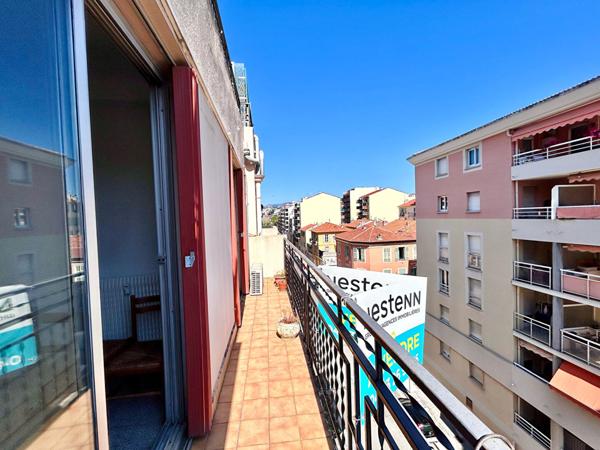 EXCLUSIVITÉ- NICE RIQUIER - Appartement traversant de 3 Pièces 74m² en étage élevé + Terrasse et Balcon