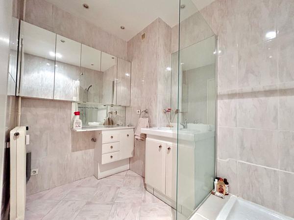 EXCLUSIVITÉ- NICE RIQUIER - Appartement traversant de 3 Pièces 74m² en étage élevé + Terrasse et Balcon