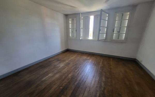 Immeuble à vendre    11 pièces •  Bessines-sur-Gartempe