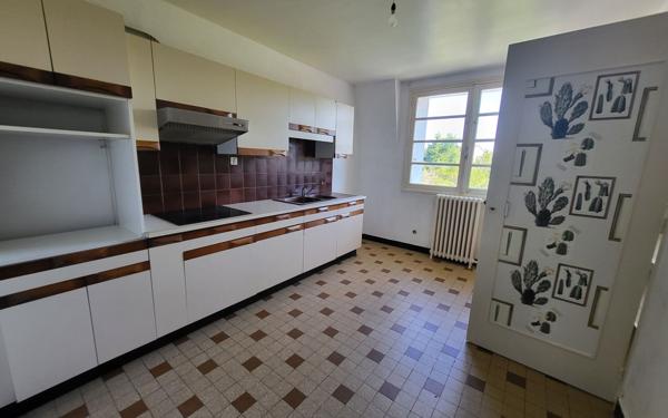 Immeuble à vendre    11 pièces •  Bessines-sur-Gartempe