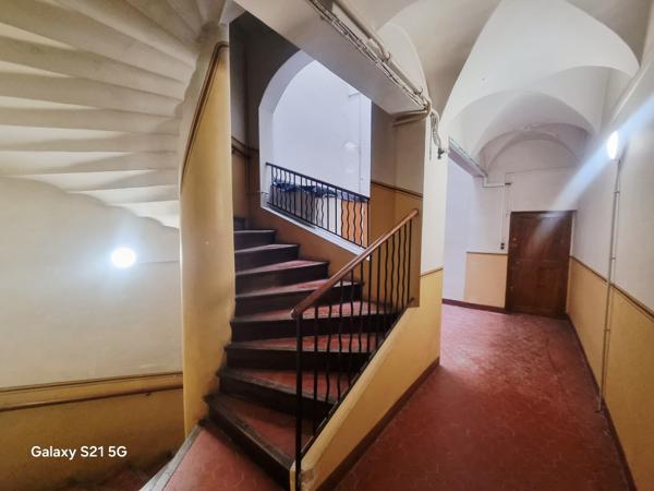 Exclusivité Draguignan bel immeuble en trés bon état de 238m+dépendances 2 appartements F3+2 F1 dépendances ga