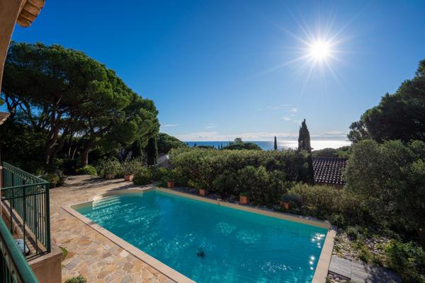 À vendre villa avec piscine et vue mer à Sainte Maxime Golfe de Saint Tropez