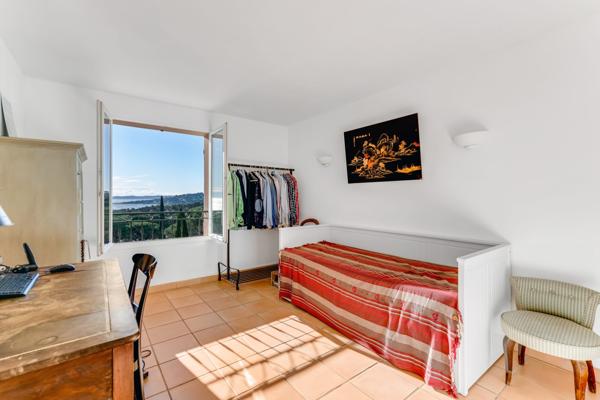 À vendre villa avec piscine et vue mer à Sainte Maxime Golfe de Saint Tropez