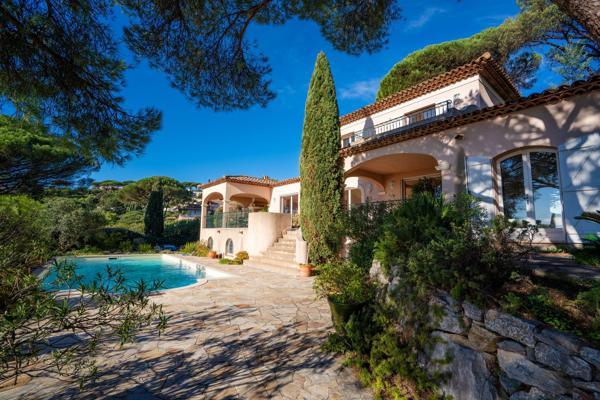 À vendre villa avec piscine et vue mer à Sainte Maxime Golfe de Saint Tropez