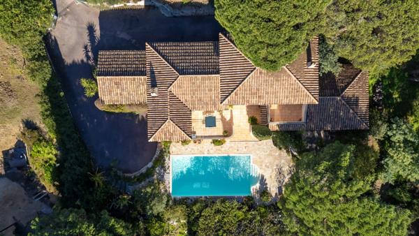 À vendre villa avec piscine et vue mer à Sainte Maxime Golfe de Saint Tropez