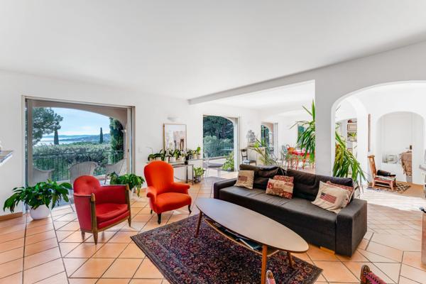 À vendre villa avec piscine et vue mer à Sainte Maxime Golfe de Saint Tropez