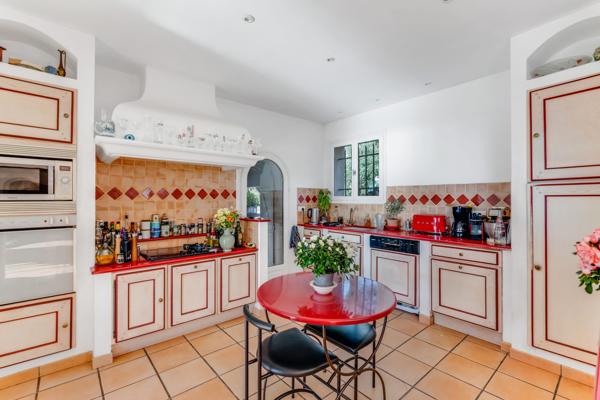 À vendre villa avec piscine et vue mer à Sainte Maxime Golfe de Saint Tropez
