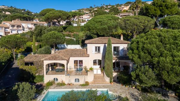 À vendre villa avec piscine et vue mer à Sainte Maxime Golfe de Saint Tropez