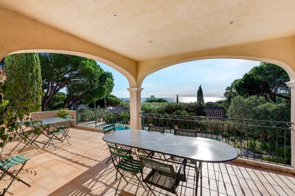 À vendre villa avec piscine et vue mer à Sainte Maxime Golfe de Saint Tropez