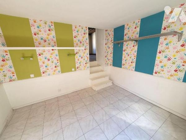 Immeuble à Vendre à Nemours (77140) en Seine-et-Marne (77)

Cet immeuble comprend un local co...