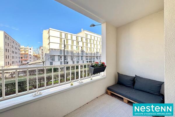 T3, LUMINEUX , TRAVERSANT, PROCHE MONTCHAT, GARAGE , 2 BALCONS