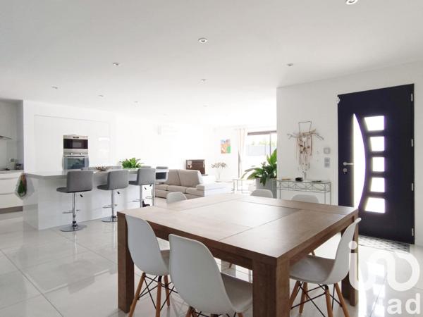 Maison d’architecte 5 pièces de 165 m² à Magalas (34480)