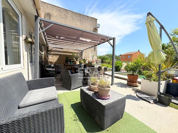 A VENDRE 84530 VILLELAURE MAISON DE VILLAGE TYPE 4 PIECES D'ENVIRON 93M² AVEC JARDIN ET PISCINE