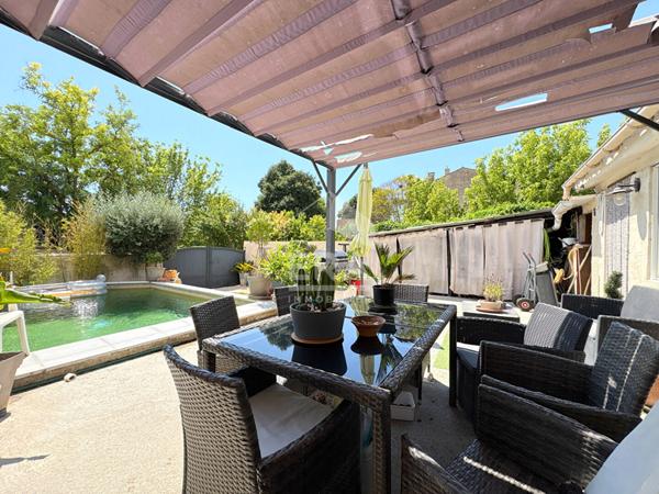 A VENDRE 84530 VILLELAURE MAISON DE VILLAGE TYPE 4 PIECES D'ENVIRON 93M² AVEC JARDIN ET PISCINE