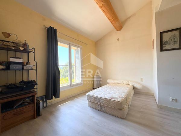 A VENDRE 84530 VILLELAURE MAISON DE VILLAGE TYPE 4 PIECES D'ENVIRON 93M² AVEC JARDIN ET PISCINE