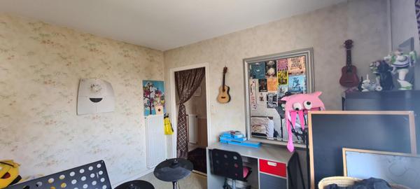 Maison Clisson 5 P . 3 Chs . Bureau . 81.29 M² . T 377 M² . Terrasse . Garage