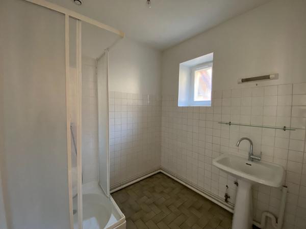 A louer commune NIHERNE maison type 2 avec cour