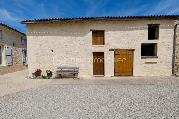 Maison charentaise rénovée avec gîte et nombreuses dépendances – 188 m² + gîte de 112 m²

Au calme , sans vis à vis , A seulement 7km de Matha

Découvrez cette superbe maison charentaise entièrement rénovée, offrant 188 m² habitables, où le charme de l'ancien se marie parfaitement avec le confort moderne.

Au rez-de-chaussée, vous trouverez une belle entrée ouvrant sur une spacieuse salle à manger 37 m2 équipée d'un insert à bois, un salon chaleureux de 33m2 , une 
cuisine aménagée de 27 m2 ainsi qu'un WC indépendant.

À l'étage, un vaste palier  dessert 4 chambres 12 m2 , 11m2,  10m2, dont une agréable suite parentale 20m2 avec son dressing de 6 m2 , un bureau de 5,63m2  et une grande salle d'eau avec douche italienne, WC.

Un gîte indépendant de 112 m², dont le gros œuvre a été fait, assainissement a prévoir, offre un excellent potentiel. L'intérieur reste à aménager selon vos envies. Il comprend une cuisine, un salon séjour, une salle de d’eau et 2 chambres à l'étage.
La propriété bénéficie également de nombreuses dépendances :  chais, garage 31 m2 et plusieurs espaces de stockage, offrant de multiples possibilités d'aménagement ou d'exploitation.

Les atouts :

    • Maison charentaise rénovée avec goût
    • Gîte indépendant à terminer
    • Pompe à chaleur installée en 2026
    • Chauffe-eau thermodynamique installé en 2026
    • Insert à bois
    • Double vitrage PVC et volets PVC
    • Assainissement conforme
    • Portail électrique
    • Deux compteurs indépendants
    • Puits
    • Fibre optique
    • Faible consommation énergétique
    • piscine hors-sol 7x4 
    . terrain de 2219m2 

Une propriété idéale pour une grande famille, un projet de gîte ou de chambres d'hôtes, ou encore un investissement locatif avec un fort potentiel.
A 1 heure de Royan 
A 7 km de Matha ou se trouve toutes les commodités.