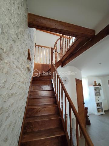 Maison charentaise rénovée avec gîte et nombreuses dépendances – 188 m² + gîte de 112 m²

Au calme , sans vis à vis , A seulement 7km de Matha

Découvrez cette superbe maison charentaise entièrement rénovée, offrant 188 m² habitables, où le charme de l'ancien se marie parfaitement avec le confort moderne.

Au rez-de-chaussée, vous trouverez une belle entrée ouvrant sur une spacieuse salle à manger 37 m2 équipée d'un insert à bois, un salon chaleureux de 33m2 , une 
cuisine aménagée de 27 m2 ainsi qu'un WC indépendant.

À l'étage, un vaste palier  dessert 4 chambres 12 m2 , 11m2,  10m2, dont une agréable suite parentale 20m2 avec son dressing de 6 m2 , un bureau de 5,63m2  et une grande salle d'eau avec douche italienne, WC.

Un gîte indépendant de 112 m², dont le gros œuvre a été fait, assainissement a prévoir, offre un excellent potentiel. L'intérieur reste à aménager selon vos envies. Il comprend une cuisine, un salon séjour, une salle de d’eau et 2 chambres à l'étage.
La propriété bénéficie également de nombreuses dépendances :  chais, garage 31 m2 et plusieurs espaces de stockage, offrant de multiples possibilités d'aménagement ou d'exploitation.

Les atouts :

    • Maison charentaise rénovée avec goût
    • Gîte indépendant à terminer
    • Pompe à chaleur installée en 2026
    • Chauffe-eau thermodynamique installé en 2026
    • Insert à bois
    • Double vitrage PVC et volets PVC
    • Assainissement conforme
    • Portail électrique
    • Deux compteurs indépendants
    • Puits
    • Fibre optique
    • Faible consommation énergétique
    • piscine hors-sol 7x4 
    . terrain de 2219m2 

Une propriété idéale pour une grande famille, un projet de gîte ou de chambres d'hôtes, ou encore un investissement locatif avec un fort potentiel.
A 1 heure de Royan 
A 7 km de Matha ou se trouve toutes les commodités.