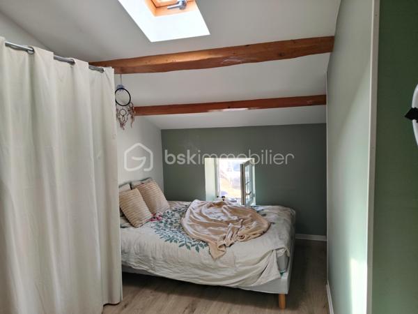 Maison charentaise rénovée avec gîte et nombreuses dépendances – 188 m² + gîte de 112 m²

Au calme , sans vis à vis , A seulement 7km de Matha

Découvrez cette superbe maison charentaise entièrement rénovée, offrant 188 m² habitables, où le charme de l'ancien se marie parfaitement avec le confort moderne.

Au rez-de-chaussée, vous trouverez une belle entrée ouvrant sur une spacieuse salle à manger 37 m2 équipée d'un insert à bois, un salon chaleureux de 33m2 , une 
cuisine aménagée de 27 m2 ainsi qu'un WC indépendant.

À l'étage, un vaste palier  dessert 4 chambres 12 m2 , 11m2,  10m2, dont une agréable suite parentale 20m2 avec son dressing de 6 m2 , un bureau de 5,63m2  et une grande salle d'eau avec douche italienne, WC.

Un gîte indépendant de 112 m², dont le gros œuvre a été fait, assainissement a prévoir, offre un excellent potentiel. L'intérieur reste à aménager selon vos envies. Il comprend une cuisine, un salon séjour, une salle de d’eau et 2 chambres à l'étage.
La propriété bénéficie également de nombreuses dépendances :  chais, garage 31 m2 et plusieurs espaces de stockage, offrant de multiples possibilités d'aménagement ou d'exploitation.

Les atouts :

    • Maison charentaise rénovée avec goût
    • Gîte indépendant à terminer
    • Pompe à chaleur installée en 2026
    • Chauffe-eau thermodynamique installé en 2026
    • Insert à bois
    • Double vitrage PVC et volets PVC
    • Assainissement conforme
    • Portail électrique
    • Deux compteurs indépendants
    • Puits
    • Fibre optique
    • Faible consommation énergétique
    • piscine hors-sol 7x4 
    . terrain de 2219m2 

Une propriété idéale pour une grande famille, un projet de gîte ou de chambres d'hôtes, ou encore un investissement locatif avec un fort potentiel.
A 1 heure de Royan 
A 7 km de Matha ou se trouve toutes les commodités.