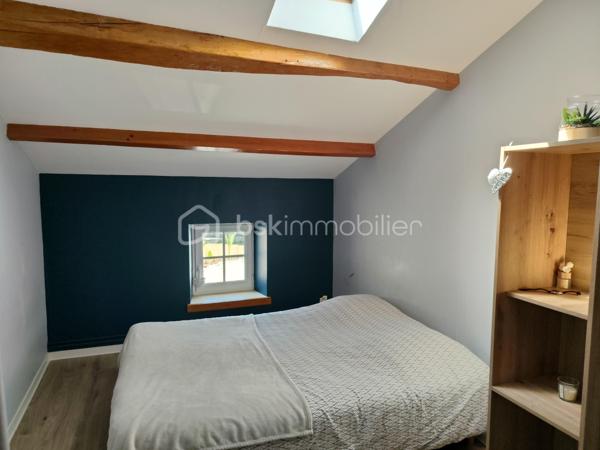 Maison charentaise rénovée avec gîte et nombreuses dépendances – 188 m² + gîte de 112 m²

Au calme , sans vis à vis , A seulement 7km de Matha

Découvrez cette superbe maison charentaise entièrement rénovée, offrant 188 m² habitables, où le charme de l'ancien se marie parfaitement avec le confort moderne.

Au rez-de-chaussée, vous trouverez une belle entrée ouvrant sur une spacieuse salle à manger 37 m2 équipée d'un insert à bois, un salon chaleureux de 33m2 , une 
cuisine aménagée de 27 m2 ainsi qu'un WC indépendant.

À l'étage, un vaste palier  dessert 4 chambres 12 m2 , 11m2,  10m2, dont une agréable suite parentale 20m2 avec son dressing de 6 m2 , un bureau de 5,63m2  et une grande salle d'eau avec douche italienne, WC.

Un gîte indépendant de 112 m², dont le gros œuvre a été fait, assainissement a prévoir, offre un excellent potentiel. L'intérieur reste à aménager selon vos envies. Il comprend une cuisine, un salon séjour, une salle de d’eau et 2 chambres à l'étage.
La propriété bénéficie également de nombreuses dépendances :  chais, garage 31 m2 et plusieurs espaces de stockage, offrant de multiples possibilités d'aménagement ou d'exploitation.

Les atouts :

    • Maison charentaise rénovée avec goût
    • Gîte indépendant à terminer
    • Pompe à chaleur installée en 2026
    • Chauffe-eau thermodynamique installé en 2026
    • Insert à bois
    • Double vitrage PVC et volets PVC
    • Assainissement conforme
    • Portail électrique
    • Deux compteurs indépendants
    • Puits
    • Fibre optique
    • Faible consommation énergétique
    • piscine hors-sol 7x4 
    . terrain de 2219m2 

Une propriété idéale pour une grande famille, un projet de gîte ou de chambres d'hôtes, ou encore un investissement locatif avec un fort potentiel.
A 1 heure de Royan 
A 7 km de Matha ou se trouve toutes les commodités.