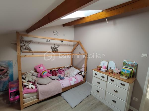 Maison charentaise rénovée avec gîte et nombreuses dépendances – 188 m² + gîte de 112 m²

Au calme , sans vis à vis , A seulement 7km de Matha

Découvrez cette superbe maison charentaise entièrement rénovée, offrant 188 m² habitables, où le charme de l'ancien se marie parfaitement avec le confort moderne.

Au rez-de-chaussée, vous trouverez une belle entrée ouvrant sur une spacieuse salle à manger 37 m2 équipée d'un insert à bois, un salon chaleureux de 33m2 , une 
cuisine aménagée de 27 m2 ainsi qu'un WC indépendant.

À l'étage, un vaste palier  dessert 4 chambres 12 m2 , 11m2,  10m2, dont une agréable suite parentale 20m2 avec son dressing de 6 m2 , un bureau de 5,63m2  et une grande salle d'eau avec douche italienne, WC.

Un gîte indépendant de 112 m², dont le gros œuvre a été fait, assainissement a prévoir, offre un excellent potentiel. L'intérieur reste à aménager selon vos envies. Il comprend une cuisine, un salon séjour, une salle de d’eau et 2 chambres à l'étage.
La propriété bénéficie également de nombreuses dépendances :  chais, garage 31 m2 et plusieurs espaces de stockage, offrant de multiples possibilités d'aménagement ou d'exploitation.

Les atouts :

    • Maison charentaise rénovée avec goût
    • Gîte indépendant à terminer
    • Pompe à chaleur installée en 2026
    • Chauffe-eau thermodynamique installé en 2026
    • Insert à bois
    • Double vitrage PVC et volets PVC
    • Assainissement conforme
    • Portail électrique
    • Deux compteurs indépendants
    • Puits
    • Fibre optique
    • Faible consommation énergétique
    • piscine hors-sol 7x4 
    . terrain de 2219m2 

Une propriété idéale pour une grande famille, un projet de gîte ou de chambres d'hôtes, ou encore un investissement locatif avec un fort potentiel.
A 1 heure de Royan 
A 7 km de Matha ou se trouve toutes les commodités.