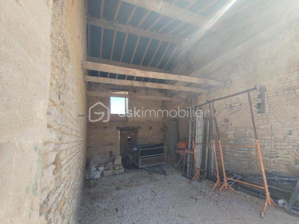 Maison charentaise rénovée avec gîte et nombreuses dépendances – 188 m² + gîte de 112 m²

Au calme , sans vis à vis , A seulement 7km de Matha

Découvrez cette superbe maison charentaise entièrement rénovée, offrant 188 m² habitables, où le charme de l'ancien se marie parfaitement avec le confort moderne.

Au rez-de-chaussée, vous trouverez une belle entrée ouvrant sur une spacieuse salle à manger 37 m2 équipée d'un insert à bois, un salon chaleureux de 33m2 , une 
cuisine aménagée de 27 m2 ainsi qu'un WC indépendant.

À l'étage, un vaste palier  dessert 4 chambres 12 m2 , 11m2,  10m2, dont une agréable suite parentale 20m2 avec son dressing de 6 m2 , un bureau de 5,63m2  et une grande salle d'eau avec douche italienne, WC.

Un gîte indépendant de 112 m², dont le gros œuvre a été fait, assainissement a prévoir, offre un excellent potentiel. L'intérieur reste à aménager selon vos envies. Il comprend une cuisine, un salon séjour, une salle de d’eau et 2 chambres à l'étage.
La propriété bénéficie également de nombreuses dépendances :  chais, garage 31 m2 et plusieurs espaces de stockage, offrant de multiples possibilités d'aménagement ou d'exploitation.

Les atouts :

    • Maison charentaise rénovée avec goût
    • Gîte indépendant à terminer
    • Pompe à chaleur installée en 2026
    • Chauffe-eau thermodynamique installé en 2026
    • Insert à bois
    • Double vitrage PVC et volets PVC
    • Assainissement conforme
    • Portail électrique
    • Deux compteurs indépendants
    • Puits
    • Fibre optique
    • Faible consommation énergétique
    • piscine hors-sol 7x4 
    . terrain de 2219m2 

Une propriété idéale pour une grande famille, un projet de gîte ou de chambres d'hôtes, ou encore un investissement locatif avec un fort potentiel.
A 1 heure de Royan 
A 7 km de Matha ou se trouve toutes les commodités.