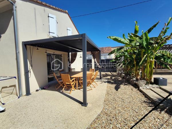 Maison charentaise rénovée avec gîte et nombreuses dépendances – 188 m² + gîte de 112 m²

Au calme , sans vis à vis , A seulement 7km de Matha

Découvrez cette superbe maison charentaise entièrement rénovée, offrant 188 m² habitables, où le charme de l'ancien se marie parfaitement avec le confort moderne.

Au rez-de-chaussée, vous trouverez une belle entrée ouvrant sur une spacieuse salle à manger 37 m2 équipée d'un insert à bois, un salon chaleureux de 33m2 , une 
cuisine aménagée de 27 m2 ainsi qu'un WC indépendant.

À l'étage, un vaste palier  dessert 4 chambres 12 m2 , 11m2,  10m2, dont une agréable suite parentale 20m2 avec son dressing de 6 m2 , un bureau de 5,63m2  et une grande salle d'eau avec douche italienne, WC.

Un gîte indépendant de 112 m², dont le gros œuvre a été fait, assainissement a prévoir, offre un excellent potentiel. L'intérieur reste à aménager selon vos envies. Il comprend une cuisine, un salon séjour, une salle de d’eau et 2 chambres à l'étage.
La propriété bénéficie également de nombreuses dépendances :  chais, garage 31 m2 et plusieurs espaces de stockage, offrant de multiples possibilités d'aménagement ou d'exploitation.

Les atouts :

    • Maison charentaise rénovée avec goût
    • Gîte indépendant à terminer
    • Pompe à chaleur installée en 2026
    • Chauffe-eau thermodynamique installé en 2026
    • Insert à bois
    • Double vitrage PVC et volets PVC
    • Assainissement conforme
    • Portail électrique
    • Deux compteurs indépendants
    • Puits
    • Fibre optique
    • Faible consommation énergétique
    • piscine hors-sol 7x4 
    . terrain de 2219m2 

Une propriété idéale pour une grande famille, un projet de gîte ou de chambres d'hôtes, ou encore un investissement locatif avec un fort potentiel.
A 1 heure de Royan 
A 7 km de Matha ou se trouve toutes les commodités.