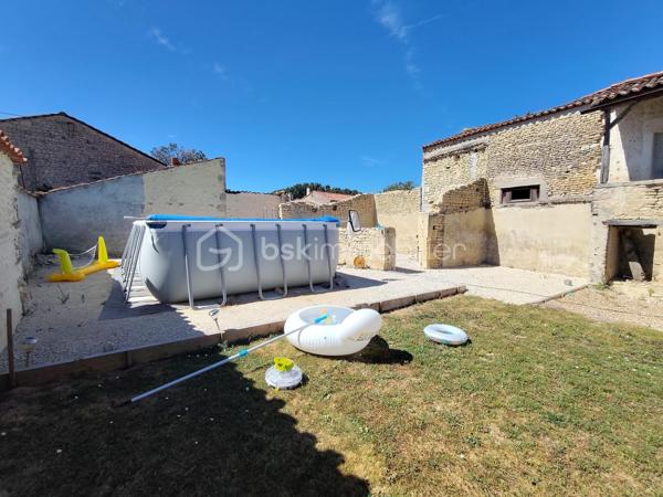 Maison charentaise rénovée avec gîte et nombreuses dépendances – 188 m² + gîte de 112 m²

Au calme , sans vis à vis , A seulement 7km de Matha

Découvrez cette superbe maison charentaise entièrement rénovée, offrant 188 m² habitables, où le charme de l'ancien se marie parfaitement avec le confort moderne.

Au rez-de-chaussée, vous trouverez une belle entrée ouvrant sur une spacieuse salle à manger 37 m2 équipée d'un insert à bois, un salon chaleureux de 33m2 , une 
cuisine aménagée de 27 m2 ainsi qu'un WC indépendant.

À l'étage, un vaste palier  dessert 4 chambres 12 m2 , 11m2,  10m2, dont une agréable suite parentale 20m2 avec son dressing de 6 m2 , un bureau de 5,63m2  et une grande salle d'eau avec douche italienne, WC.

Un gîte indépendant de 112 m², dont le gros œuvre a été fait, assainissement a prévoir, offre un excellent potentiel. L'intérieur reste à aménager selon vos envies. Il comprend une cuisine, un salon séjour, une salle de d’eau et 2 chambres à l'étage.
La propriété bénéficie également de nombreuses dépendances :  chais, garage 31 m2 et plusieurs espaces de stockage, offrant de multiples possibilités d'aménagement ou d'exploitation.

Les atouts :

    • Maison charentaise rénovée avec goût
    • Gîte indépendant à terminer
    • Pompe à chaleur installée en 2026
    • Chauffe-eau thermodynamique installé en 2026
    • Insert à bois
    • Double vitrage PVC et volets PVC
    • Assainissement conforme
    • Portail électrique
    • Deux compteurs indépendants
    • Puits
    • Fibre optique
    • Faible consommation énergétique
    • piscine hors-sol 7x4 
    . terrain de 2219m2 

Une propriété idéale pour une grande famille, un projet de gîte ou de chambres d'hôtes, ou encore un investissement locatif avec un fort potentiel.
A 1 heure de Royan 
A 7 km de Matha ou se trouve toutes les commodités.