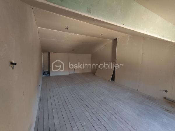 Maison charentaise rénovée avec gîte et nombreuses dépendances – 188 m² + gîte de 112 m²

Au calme , sans vis à vis , A seulement 7km de Matha

Découvrez cette superbe maison charentaise entièrement rénovée, offrant 188 m² habitables, où le charme de l'ancien se marie parfaitement avec le confort moderne.

Au rez-de-chaussée, vous trouverez une belle entrée ouvrant sur une spacieuse salle à manger 37 m2 équipée d'un insert à bois, un salon chaleureux de 33m2 , une 
cuisine aménagée de 27 m2 ainsi qu'un WC indépendant.

À l'étage, un vaste palier  dessert 4 chambres 12 m2 , 11m2,  10m2, dont une agréable suite parentale 20m2 avec son dressing de 6 m2 , un bureau de 5,63m2  et une grande salle d'eau avec douche italienne, WC.

Un gîte indépendant de 112 m², dont le gros œuvre a été fait, assainissement a prévoir, offre un excellent potentiel. L'intérieur reste à aménager selon vos envies. Il comprend une cuisine, un salon séjour, une salle de d’eau et 2 chambres à l'étage.
La propriété bénéficie également de nombreuses dépendances :  chais, garage 31 m2 et plusieurs espaces de stockage, offrant de multiples possibilités d'aménagement ou d'exploitation.

Les atouts :

    • Maison charentaise rénovée avec goût
    • Gîte indépendant à terminer
    • Pompe à chaleur installée en 2026
    • Chauffe-eau thermodynamique installé en 2026
    • Insert à bois
    • Double vitrage PVC et volets PVC
    • Assainissement conforme
    • Portail électrique
    • Deux compteurs indépendants
    • Puits
    • Fibre optique
    • Faible consommation énergétique
    • piscine hors-sol 7x4 
    . terrain de 2219m2 

Une propriété idéale pour une grande famille, un projet de gîte ou de chambres d'hôtes, ou encore un investissement locatif avec un fort potentiel.
A 1 heure de Royan 
A 7 km de Matha ou se trouve toutes les commodités.