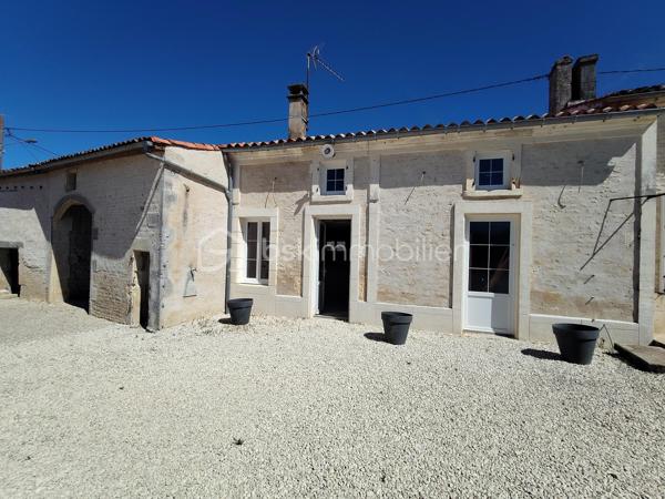 Maison charentaise rénovée avec gîte et nombreuses dépendances – 188 m² + gîte de 112 m²

Au calme , sans vis à vis , A seulement 7km de Matha

Découvrez cette superbe maison charentaise entièrement rénovée, offrant 188 m² habitables, où le charme de l'ancien se marie parfaitement avec le confort moderne.

Au rez-de-chaussée, vous trouverez une belle entrée ouvrant sur une spacieuse salle à manger 37 m2 équipée d'un insert à bois, un salon chaleureux de 33m2 , une 
cuisine aménagée de 27 m2 ainsi qu'un WC indépendant.

À l'étage, un vaste palier  dessert 4 chambres 12 m2 , 11m2,  10m2, dont une agréable suite parentale 20m2 avec son dressing de 6 m2 , un bureau de 5,63m2  et une grande salle d'eau avec douche italienne, WC.

Un gîte indépendant de 112 m², dont le gros œuvre a été fait, assainissement a prévoir, offre un excellent potentiel. L'intérieur reste à aménager selon vos envies. Il comprend une cuisine, un salon séjour, une salle de d’eau et 2 chambres à l'étage.
La propriété bénéficie également de nombreuses dépendances :  chais, garage 31 m2 et plusieurs espaces de stockage, offrant de multiples possibilités d'aménagement ou d'exploitation.

Les atouts :

    • Maison charentaise rénovée avec goût
    • Gîte indépendant à terminer
    • Pompe à chaleur installée en 2026
    • Chauffe-eau thermodynamique installé en 2026
    • Insert à bois
    • Double vitrage PVC et volets PVC
    • Assainissement conforme
    • Portail électrique
    • Deux compteurs indépendants
    • Puits
    • Fibre optique
    • Faible consommation énergétique
    • piscine hors-sol 7x4 
    . terrain de 2219m2 

Une propriété idéale pour une grande famille, un projet de gîte ou de chambres d'hôtes, ou encore un investissement locatif avec un fort potentiel.
A 1 heure de Royan 
A 7 km de Matha ou se trouve toutes les commodités.