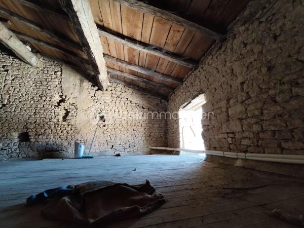 Maison charentaise rénovée avec gîte et nombreuses dépendances – 188 m² + gîte de 112 m²

Au calme , sans vis à vis , A seulement 7km de Matha

Découvrez cette superbe maison charentaise entièrement rénovée, offrant 188 m² habitables, où le charme de l'ancien se marie parfaitement avec le confort moderne.

Au rez-de-chaussée, vous trouverez une belle entrée ouvrant sur une spacieuse salle à manger 37 m2 équipée d'un insert à bois, un salon chaleureux de 33m2 , une 
cuisine aménagée de 27 m2 ainsi qu'un WC indépendant.

À l'étage, un vaste palier  dessert 4 chambres 12 m2 , 11m2,  10m2, dont une agréable suite parentale 20m2 avec son dressing de 6 m2 , un bureau de 5,63m2  et une grande salle d'eau avec douche italienne, WC.

Un gîte indépendant de 112 m², dont le gros œuvre a été fait, assainissement a prévoir, offre un excellent potentiel. L'intérieur reste à aménager selon vos envies. Il comprend une cuisine, un salon séjour, une salle de d’eau et 2 chambres à l'étage.
La propriété bénéficie également de nombreuses dépendances :  chais, garage 31 m2 et plusieurs espaces de stockage, offrant de multiples possibilités d'aménagement ou d'exploitation.

Les atouts :

    • Maison charentaise rénovée avec goût
    • Gîte indépendant à terminer
    • Pompe à chaleur installée en 2026
    • Chauffe-eau thermodynamique installé en 2026
    • Insert à bois
    • Double vitrage PVC et volets PVC
    • Assainissement conforme
    • Portail électrique
    • Deux compteurs indépendants
    • Puits
    • Fibre optique
    • Faible consommation énergétique
    • piscine hors-sol 7x4 
    . terrain de 2219m2 

Une propriété idéale pour une grande famille, un projet de gîte ou de chambres d'hôtes, ou encore un investissement locatif avec un fort potentiel.
A 1 heure de Royan 
A 7 km de Matha ou se trouve toutes les commodités.